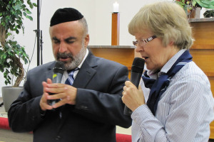 yitschak naki praying with hannele