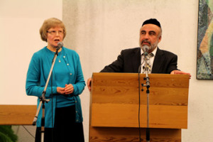 Yitschak Naki puhui Suomessa vieraillessaan muun muassa Kalevan kirkossa Tampereella. Tulkkina hänellä toimi hebrean kielen opettaja Hanna Rantavaara.